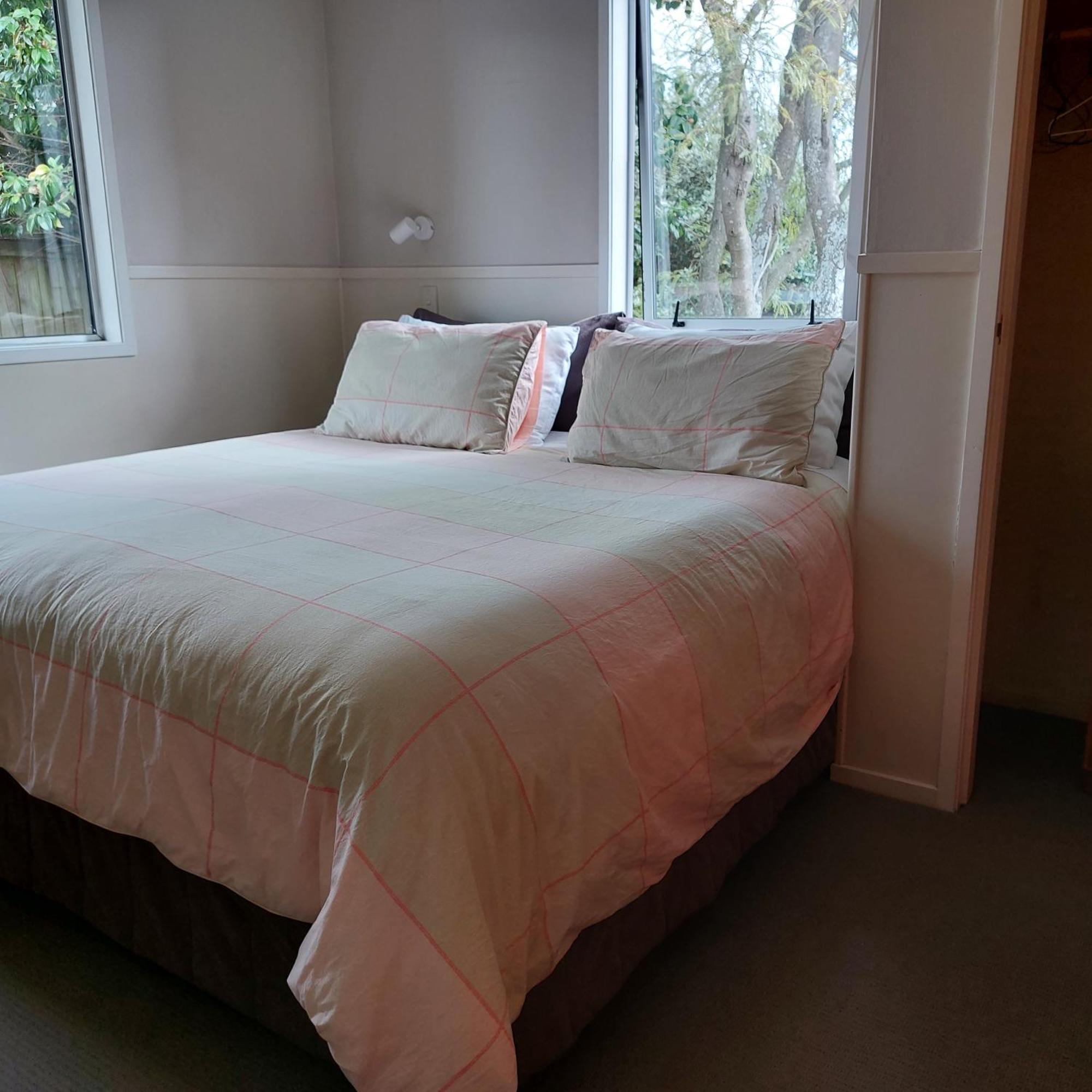 Bed And Breakfast Happy Home Taupo Accommodation Luaran gambar